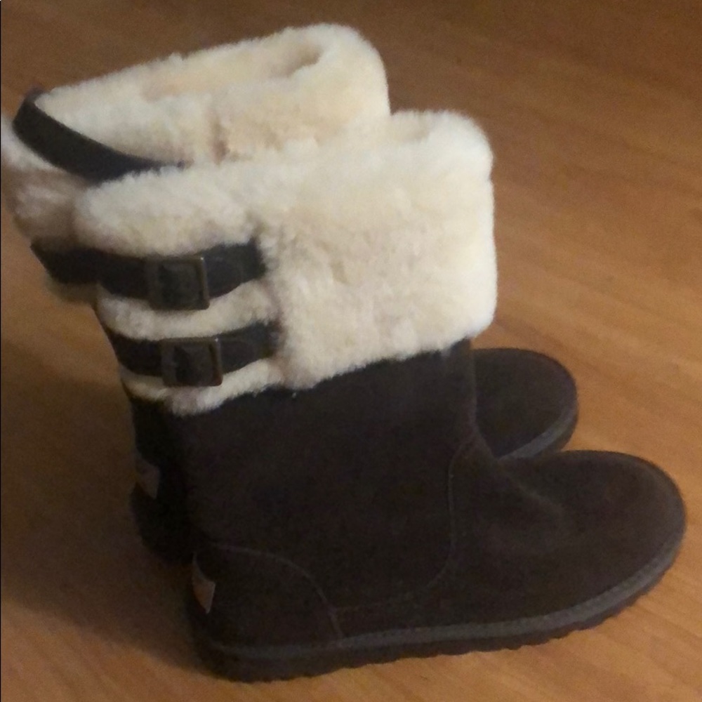 NEVER WORN- UGG short boot